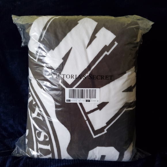 🔥VS PINK SHERPA BLANKET IN VINTAGE GREEN - Picture 5 of 6